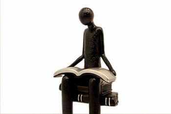 Kitap Okuyan Figür 30cm - Thumbnail